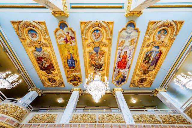 a ceiling with paintings on the ceiling