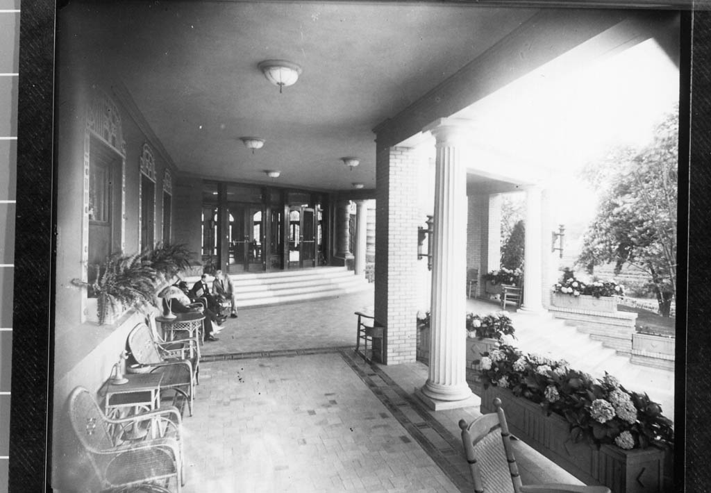 a black and white photo of a building